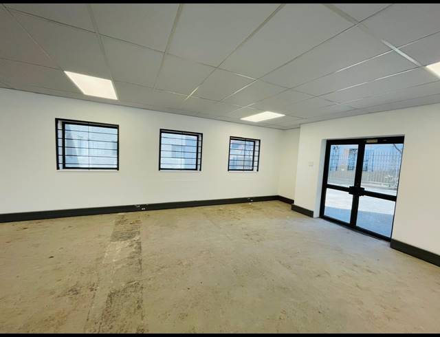 3,949M² OFFICE TO LET IN VORNA VALLEY
